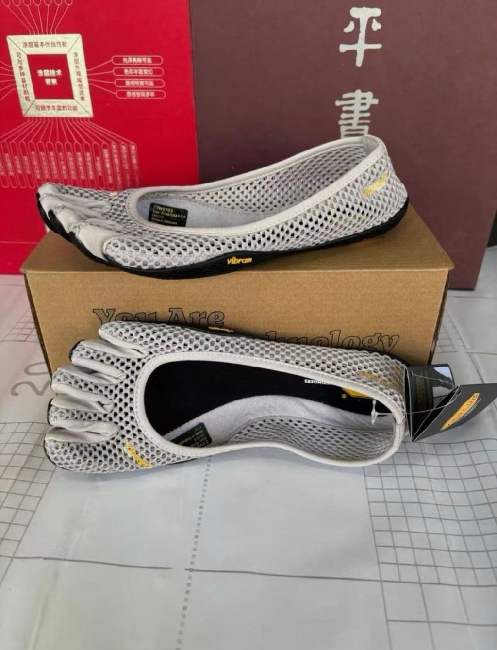 Vibram Five Finger Toe Shoes – Grey Stone | Groundedbae